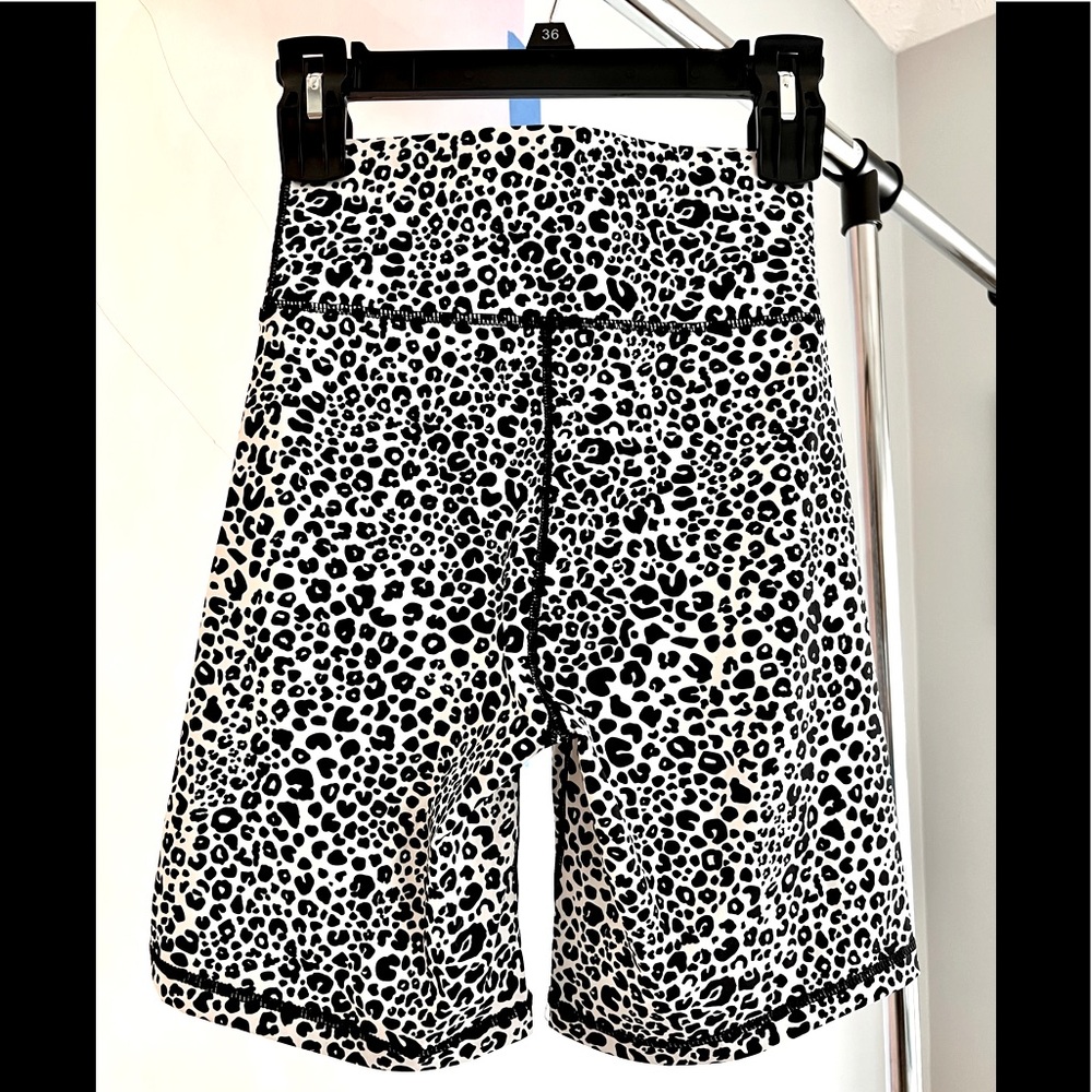 NWT Cut the Frills Women’s Athletic Shorts Size M White Leopard - Picture 10 of 11